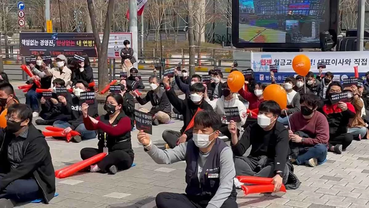 민주노총 화섬식품노조 웹젠지회가 지회 설립 1주년인 지난 5일 판교 PDCC타워 앞에서 첫 단체행동을 진행하며 대표이사와의 직접대화를 요구하고 있다. / 사진=전국화학섬유식품노동조합의 인터넷 소식지