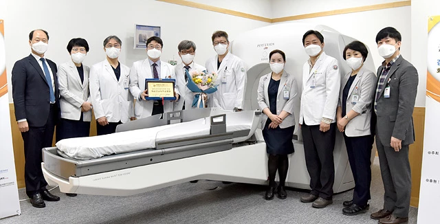 화순전남대병원 정용연 병원장과 신경외과 의료진들이 감마나이프 기기 앞에서 기념촬영을 하고 있다.