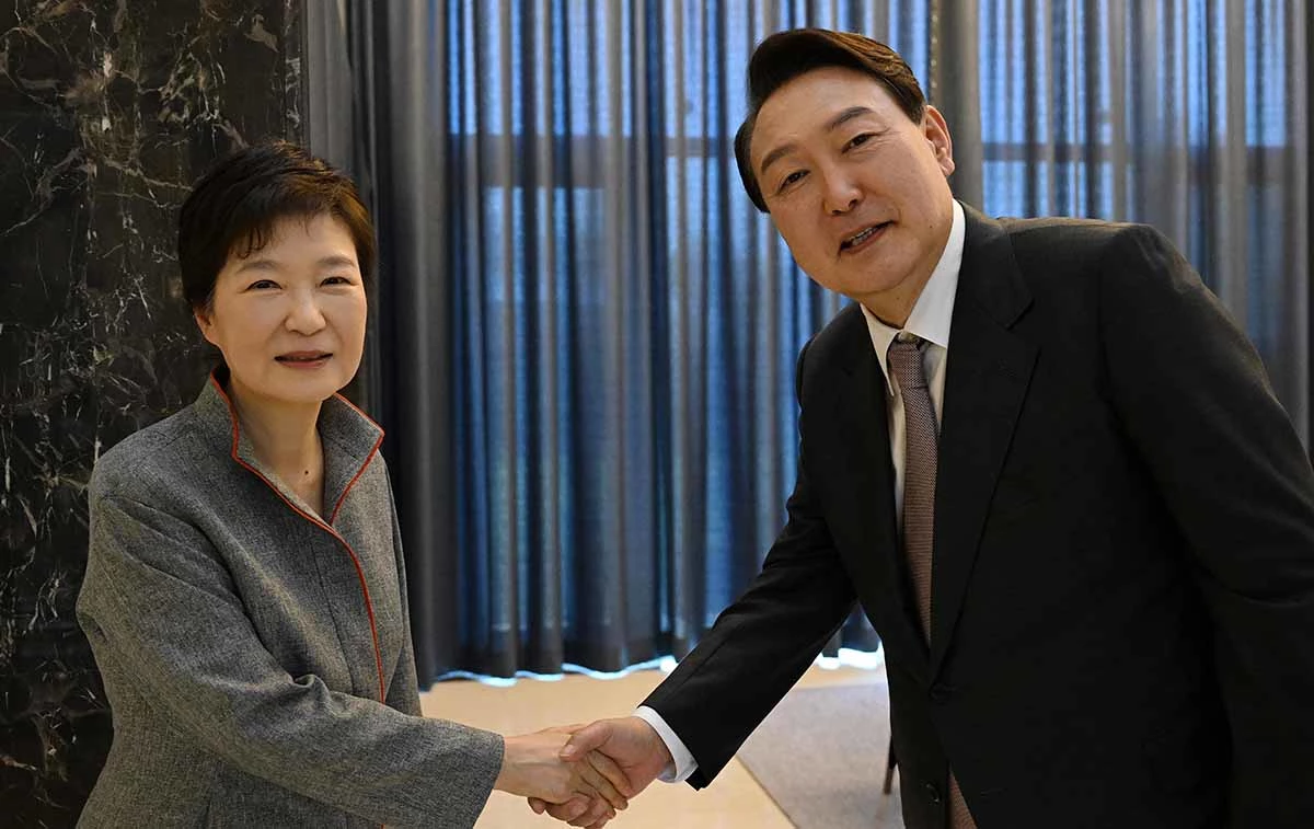 윤석열 대통령 당선인이 12일 오후 대구 달성군 유가읍 박근혜 전 대통령 사저를 예방해 박 전 대통령과 악수를 나누고 있다. / 뉴스1(당선인 대변인실 제공)