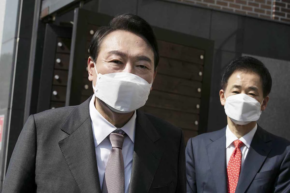 윤석열 대통령 당선인이 12일 오후 대구 달성군 유가읍 박근혜 전 대통령 사저를 예방해 박 전 대통령과 면담한 후 사저를 나서며 소감을 밝히고 있다. /뉴스1(인수위사진기자단)