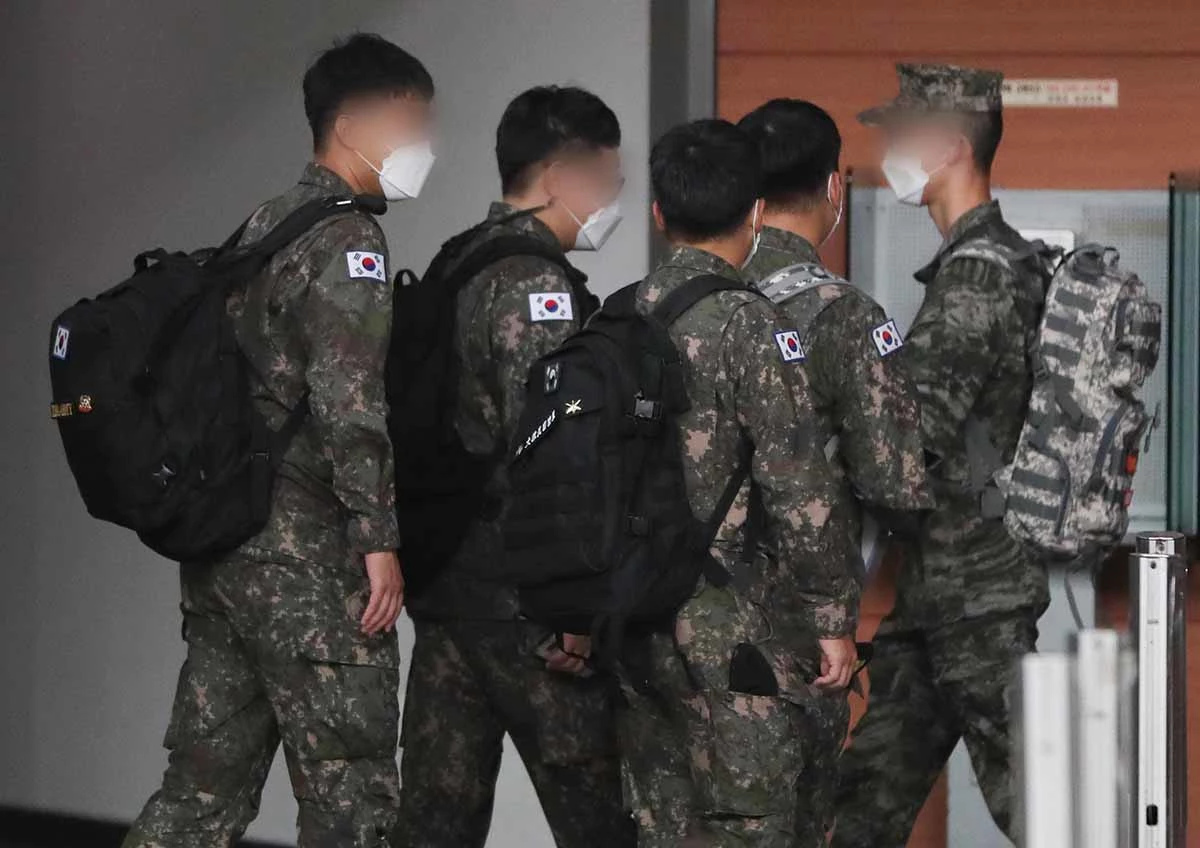 서울역 대합실에서 휴가 나온 군 장병들이 이동하고 있다. / 2020년 10월 12일자 뉴스1 사진
