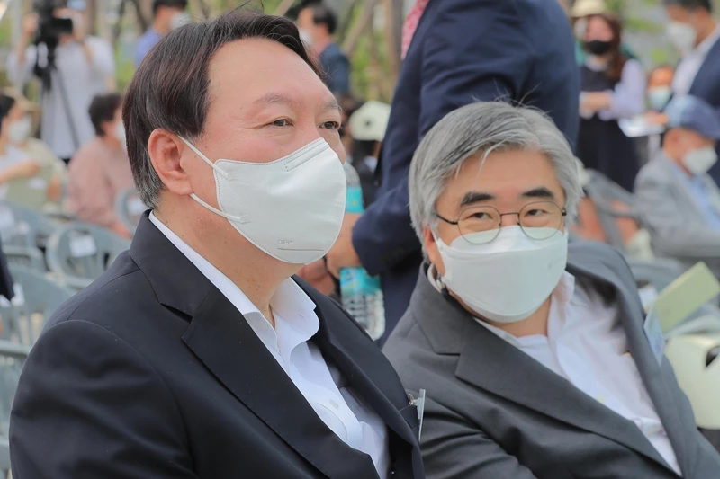 윤석열 대통령 당선인(좌)이 지난해 6월 9일 오후 열린 서울 남산예장공원 개장식에 참석해 이철우 연세대 교수와 대화하고 있다. /뉴스1