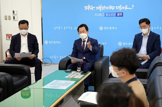 문영훈 광주광역시장 권한대행이 14일 오전 시청 기자실에서 출입기자들에게 지역 현안을 국정과제에 최종 반영시키기 위한 활동을 설명하고 있다./광주광역시 제공