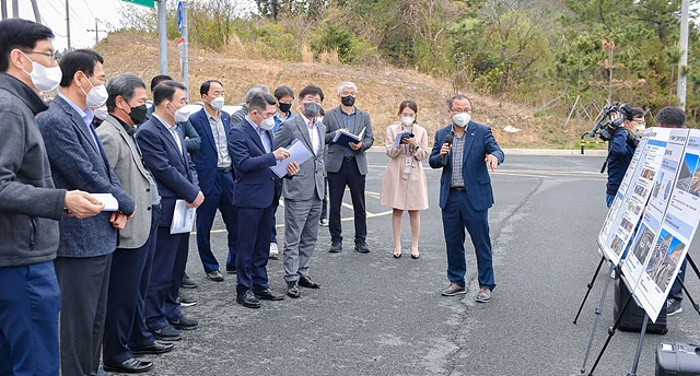 여수시가 13일 조발해오름언덕에 위치한 섬섬여수힐링쉼터 ‘더섬’에서 박현식 부시장 주재로 현장 간부회의를 가졌다. 이날 회의는 지난 1월 7개부서, 17명으로 구성된 ‘섬섬여수힐링쉼터 더섬 활성화 TF팀’의 두 번째 현장회의이다.