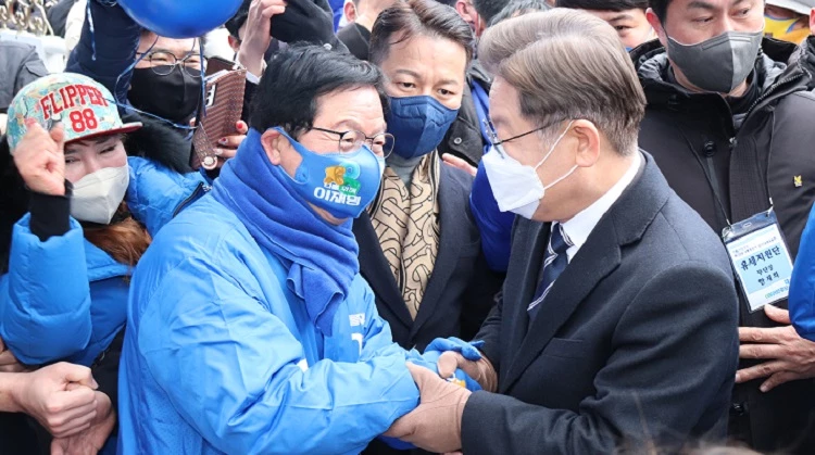 대통령선거 대전 으능정이 유세에서 장종태 예비후보가 이재명 후보와 악수를 하고 있다 / 자료사진