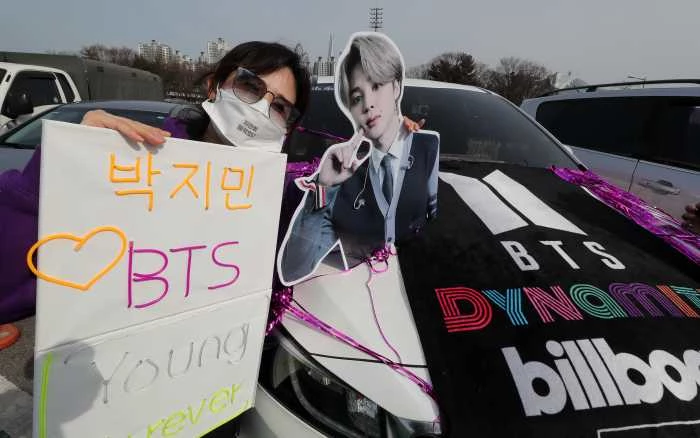 지난달 10일 오후 서울 송파구 잠실주경기장에서 열린 그룹 '방탄소년단'(BTS)의 'BTS 퍼미션 투 댄스 온 스테이지 - 서울(PERMISSION TO DANCE ON STAGE - SEOUL)' 공연을 앞두고 지민의 팬이 취재진을 향해 포즈를 취하고 있다