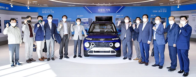 문영훈 광주광역시장 권한대행이 대통령직 인수위원회 지역균형발전특위 오정근 간사 및 위원들과 16일 오후 광산구 빛그린산단 광주글로벌모터스(GGM)를 방문해 양산 1호 차인 캐스퍼 앞에서 기념촬영을 하고 있다./광주광역시 제공