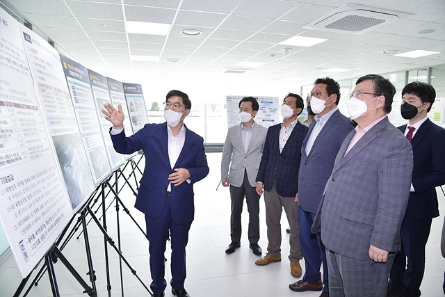 문영훈 광주광역시장 권한대행이 대통령직 인수위원회 지역균형발전특위 오정근 간사 및 위원들과 16일 오후 광산구 빛그린산단 광주글로벌모터스(GGM)를 방문해 손경종 광주시 인공지능산업국장으로부터 인공지능 반도체 특화단지 조성 등 지역 현안사업에 대한 설명을 듣고 있다./광주광역시 제공