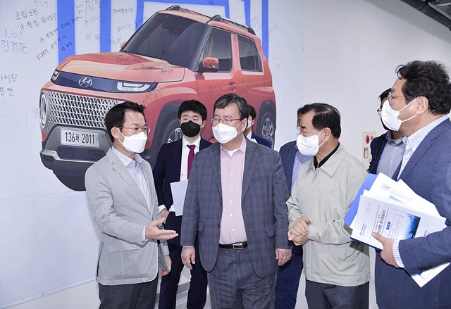 문영훈 광주광역시장 권한대행이 대통령직 인수위원회 지역균형발전특위 위원들과 16일 오후 광산구 빛그린산단 광주글로벌모터스(GGM)를 방문해 캐스퍼 자동차 생산라인을 둘러보며 대화를 나누고 있다./광주광역시 제공