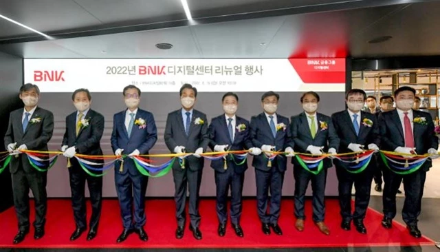 BNK금융그룹은 15일, BNK디지털센터를 서울 서초구 소재 BNK디지털타워 14층으로 확장 이전하고 개소식을 가졌다.(사진 왼쪽부터 BNK금융지주 최우형 그룹 D-IT부문장, BNK투자증권 김병영 대표이사, BNK캐피탈 이두호 대표이사, BNK금융그룹 김지완 회장, BNK부산은행 안감찬 은행장, BNK경남은행 최홍영 은행장, BNK자산운용 이윤학 대표이사, BNK저축은행 위장환 상무, BNK디지털센터 이근영 센터장)   / 사진제공=부산은행