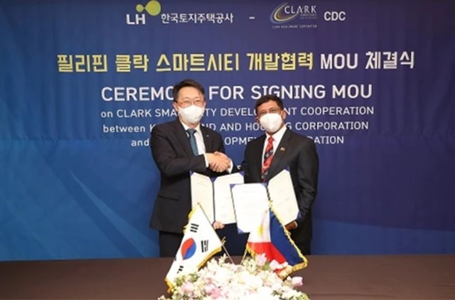 LH는 15일 필리핀 팜팡가주 마발라캇시 클락특별경제구역(클락프리포트존) 내 스마트시티 사업 추진을 위해 필리핀 클락개발공사(CDC)와 개발협력 양해각서를 체결했다. / 사진제공=LH
