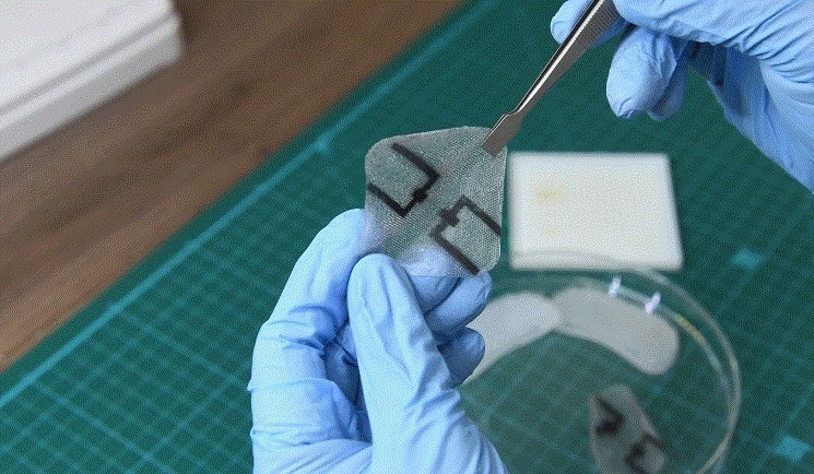 탄소나노섬유 전극이 삽입돼 신축성이 뛰어난 실리콘 전자패치 / 한국표준과학연구원