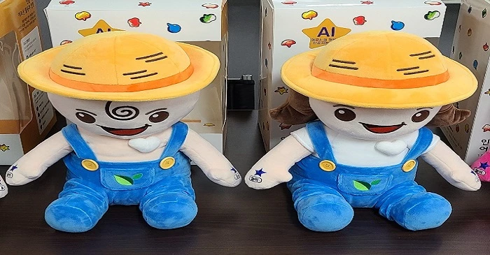 괴산지역 사회적 약자에게 보급될 돌봄로봇 '유기농'과 '은미래'