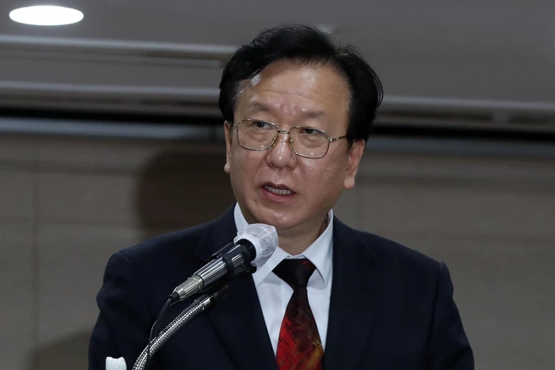 정호영 보건복지부 장관 후보자가 17일 서울 국립중앙의료원에서 자녀 의과대학 편입학 특혜·병역비리 등 의혹 관련 해명 기자회견을 하고 있다. / 뉴스1