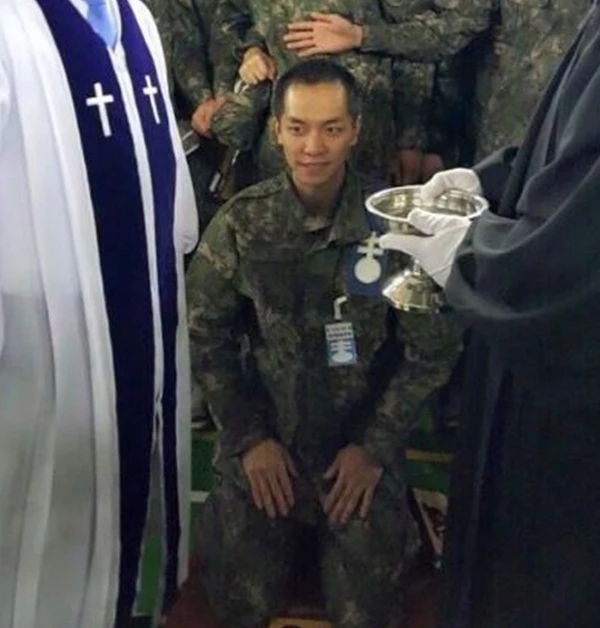 2014년 군대 생활 중이던 이승기의 근황 사진이 공개되며 온라인 커뮤니티를 중심으로 탈모설이 제기됐다. / 이하 인스티즈