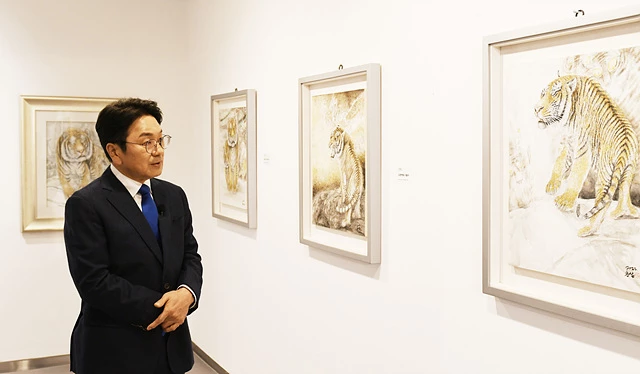 강기정 더불어민주당 광주광역시장 예비후보가 지난 1월 은암미술관을 찾아 관람하고 있다.