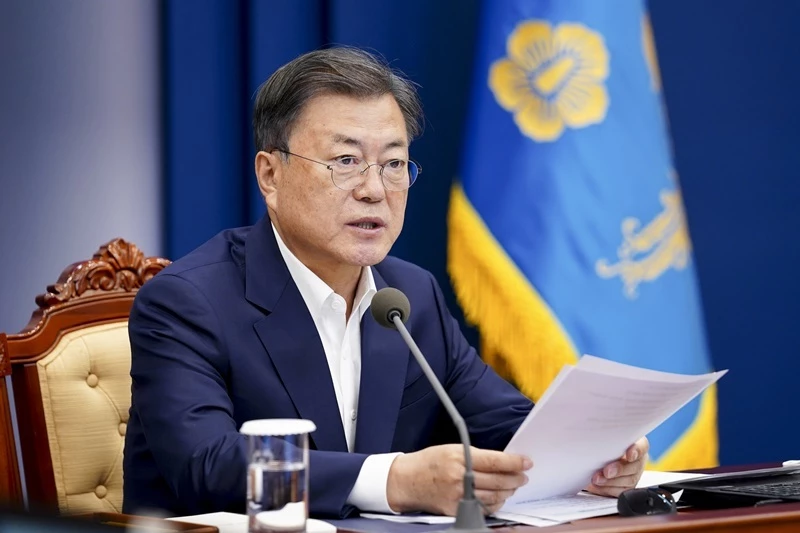 문재인 대통령이 11일 오후 청와대 여민관에서 열린 수석·보좌관회의에서 발언하고 있다. / 이하 뉴스1