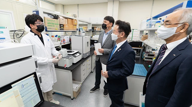 이용빈 의원이 에코시스켐연구센터 연구실을 방문하여 시설을 둘러보고 사회문제 해결 및 원천기술 R&D 지원방안을 논의하고 있다.