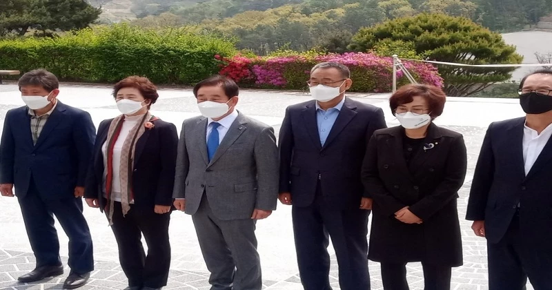 6·1 지방선거 출마를 선언한 송기섭 진천군수 예비후보가 21일 충혼탑을 참배하고 있다.