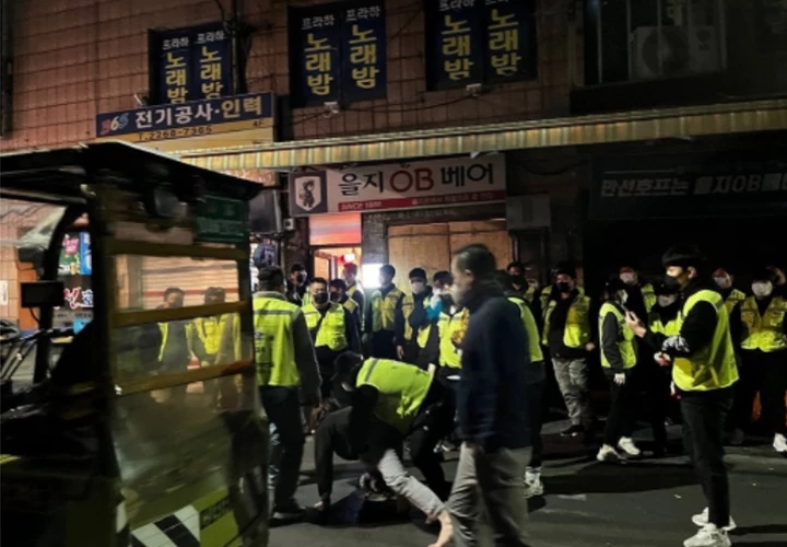 법원 등이 고용한 용역이 21일 오전 4시께 서울시 중구 을지로3가에 위치한 을지OB베어의 강제 철거를 진행하던 중 시민단체 활동가들과 충돌이 벌어졌다. / 연합뉴스