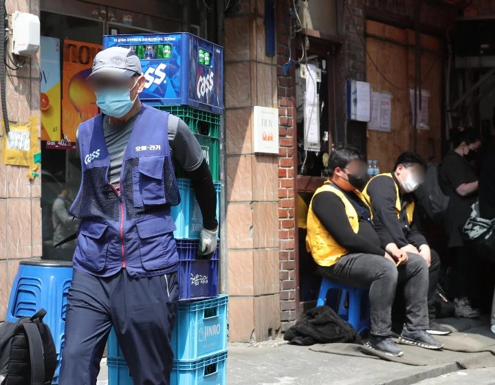 21일 서울시 중구 을지로 노가리 골목에 위치한 을지PB베어에서 강제 집행에 동원된 용역들이 입구를 지키고 있다. / 뉴스1