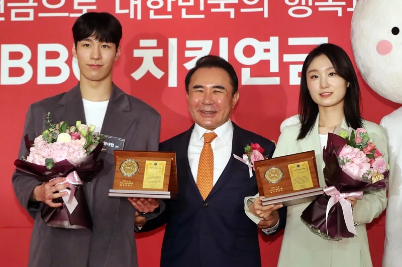 베이징동계올림픽 쇼트트랙 금메달리스트 황대헌, 최민정이 21일 서울 중구 롯데호텔서울에서 열린 '치킨 연금 행복 전달식'에서 윤홍근 제너시스BBQ 그룹 회장에게 상패와 메달을 전달받은 후 기념촬영을 하고 있다. /뉴스1