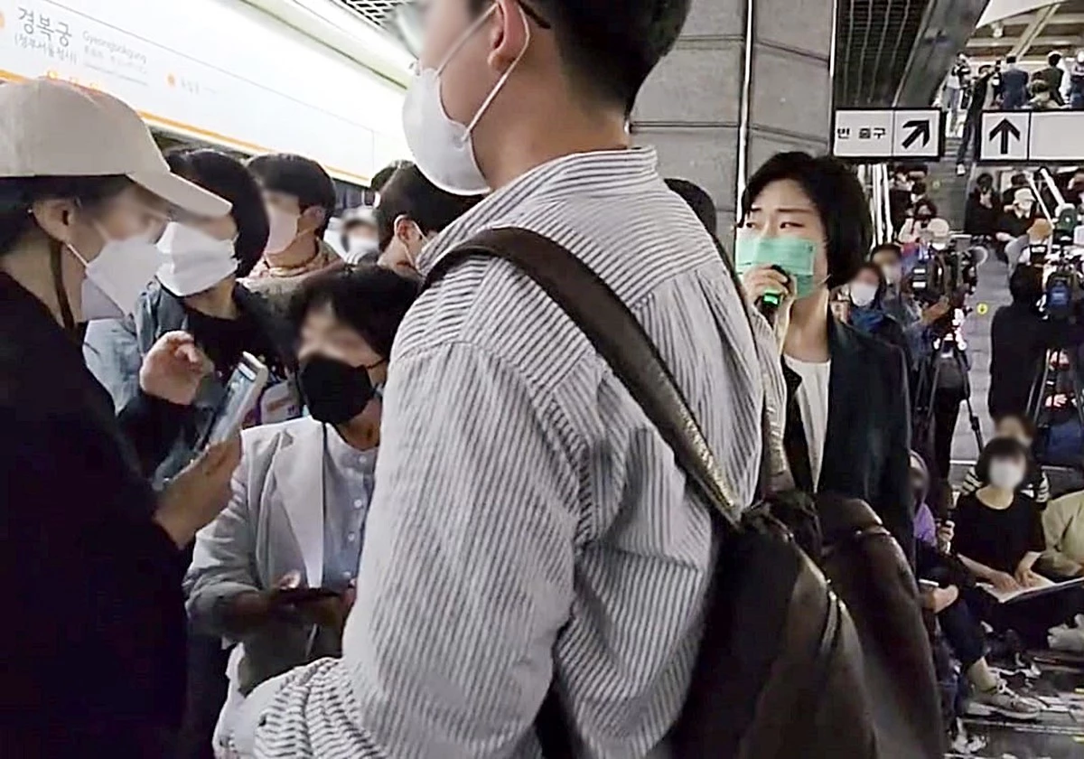 21일 전장연의 지하철 시위 현장을 찾은 신지혜 기본소득당 대표(오른쪽) / 이하 신지혜 대표 페이스북