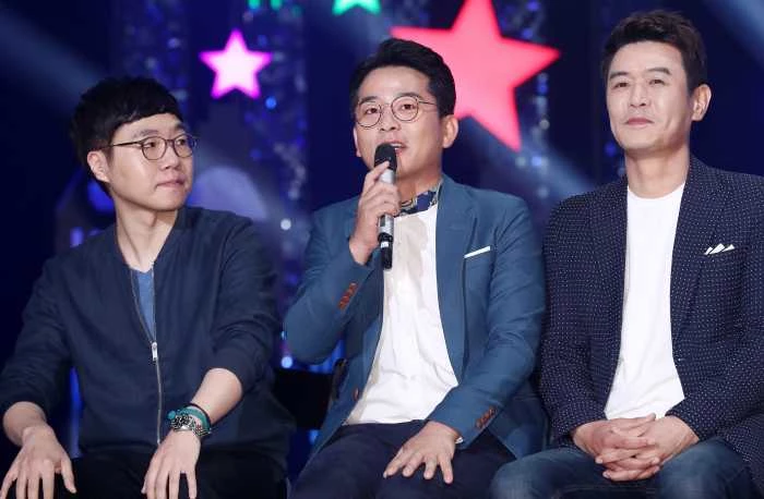 코미디언 김준호가 2017년 5월 10일 오후 서울 영등포구 KBS별관공개홀에서 열린 '개그콘서트 900회 특집' 기자간담회에서 인사말을 하고 있다. 왼쪽은 이정규 PD, 오른쪽은 김대희 / 연합뉴스