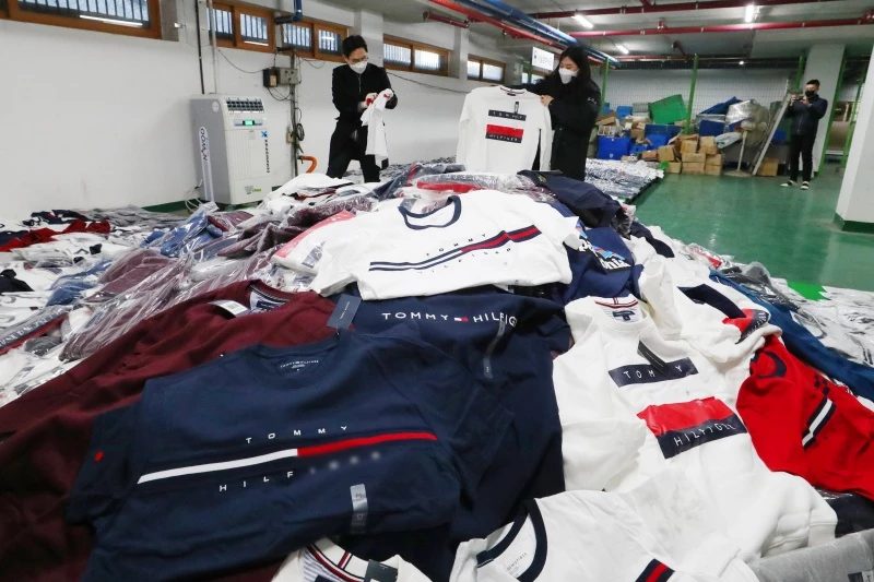 국내 오픈 마켓에 밀수입된 짝퉁 의류 (기사 내용과 직접적 관련 없는 자료 사진) / 뉴스1