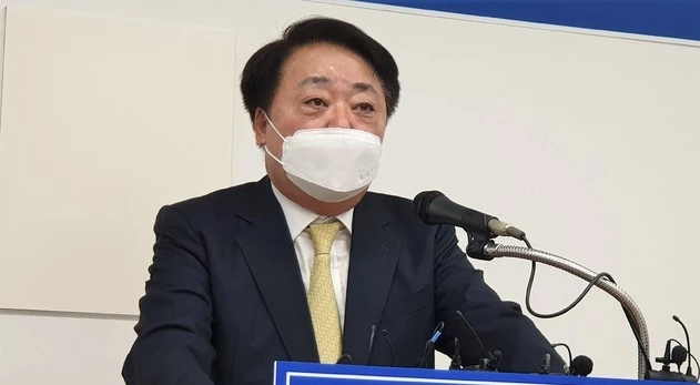 더불어민주당 소속 한범덕 청주시장이 25일 시청 기자실에서 오는 6월1일  지방선거 재출마를 공식 선언하고 있다.