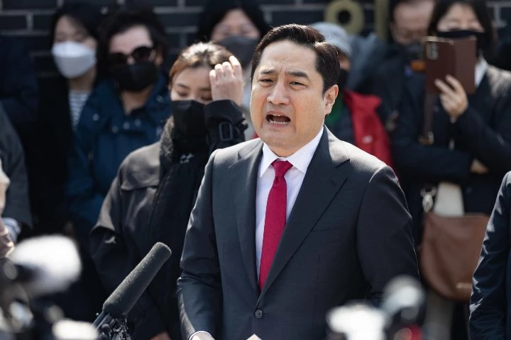 강용석 가로세로연구소 소장이 4일 오후 경기도 수원시 권선구 제10전투비행단 앞에서 경기도지사 출마 공식선언 기자회견을 열고 발언하고 있다. / 뉴스1