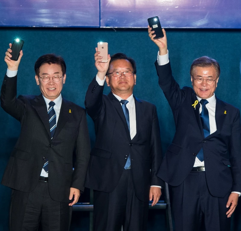 (왼쪽부터) 이재명 민주당 상임고문, 김부겸 국무총리, 문재인 대통령 / 뉴스1