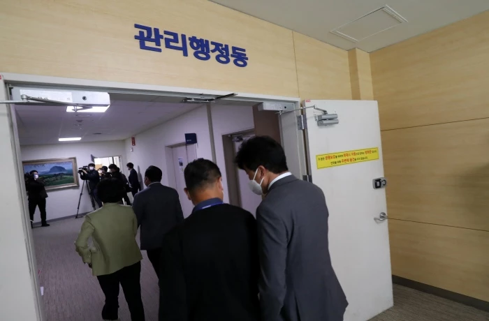 28일 오전 제주대학교병원 관계자들이 관리행정동으로 들어가고 있다. / 뉴스1