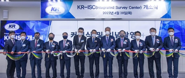 KR 이형철 회장(우측에서 5번째), 해양수산부 정태성 해사안전국장(우측에서 6번째), KLCSM 박찬민 대표이사(우측에서 4번째) 등 주요 인사가 ISC 개소식에서 기념사진을 촬영하고 있다. / 사진제공=KR