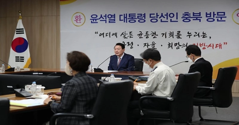 尹당선인, 충북혁신도시 현안 보고....윤석열 대통령 당선인이 29일 오후 충북 음성군 한국고용정보원에서 충북혁신도시 현안보고 및 국립소방병원 건립 관련 브리핑을 받기 전 인사말을 하고 있다.