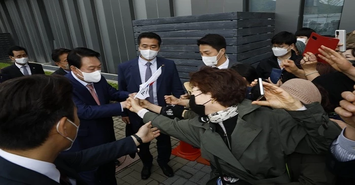 성 주민들과 인사 나누는 윤석열 당선인  윤석열 대통령 당선인이 29일 오후 충북 음성군 한국고용정보원에서 충북혁신도시 현장점검 및 국립소방병원 건립현장을 둘러보고 난 뒤 이동 중 시민들과 인사하고 있다.