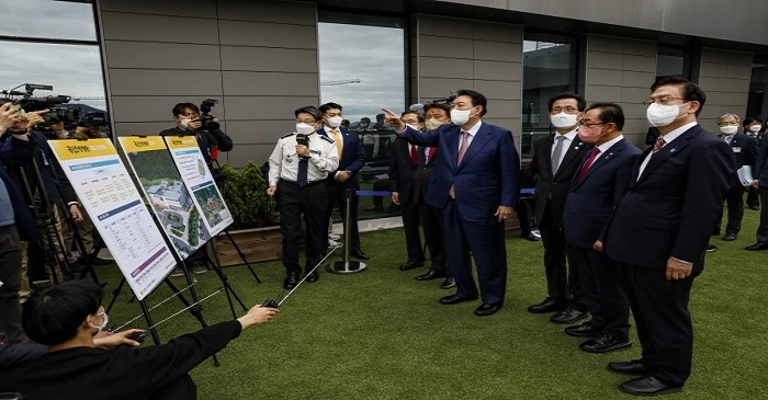 국립소방병원 건립 추진 상황에 대해 설명을 듣고 있는 윤석열 당선인.