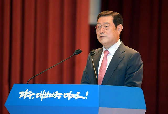 이용섭 광주광역시장이 2일 오전 시청 대회의실에서 열린 5월중 정례조회에 참석해 인사말을 하고 있다. /광주광역시 제공