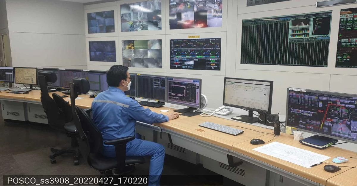 포항제철소 2고로 작업자가 스마트팩토리 시스템 하에서 자동제어되는 고로를 지켜보고 있다./포스코