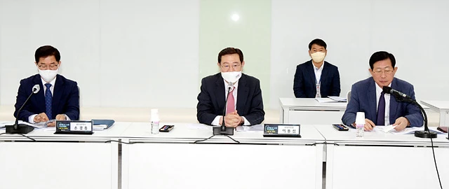 이용섭 광주광역시장이  2일 오전 시청 회의실에서 열린 광주 AI-뉴딜추진위원회 제7차 회의 참석해 새정부 지역균형발전 패러다임 전환에 발맞춰 산업분야 국정과제 지역공약 현황을 청취하고 실행력 확보방안을 논의하고 있다./광주광역시 제공