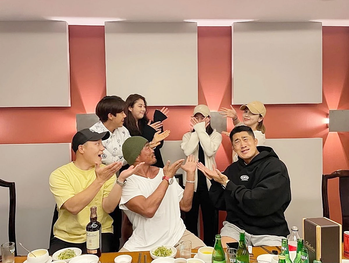김보름이 본부이엔티 소속 연예인들에게 축하받고 있다 / 김보름 인스타그램