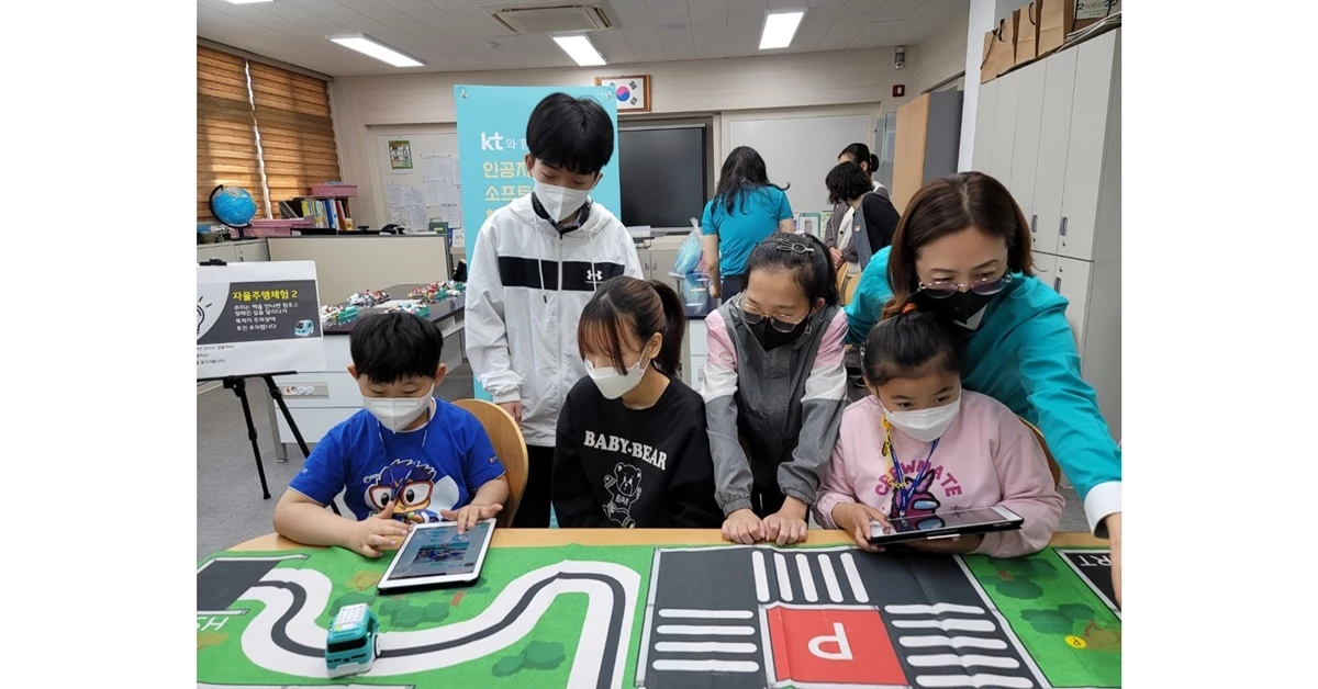 대구영화학교 학생들이 인공지능 자율주행차와 스마트룰렛 체험을 하고 있다 / KT대구·경북광역본부 제공