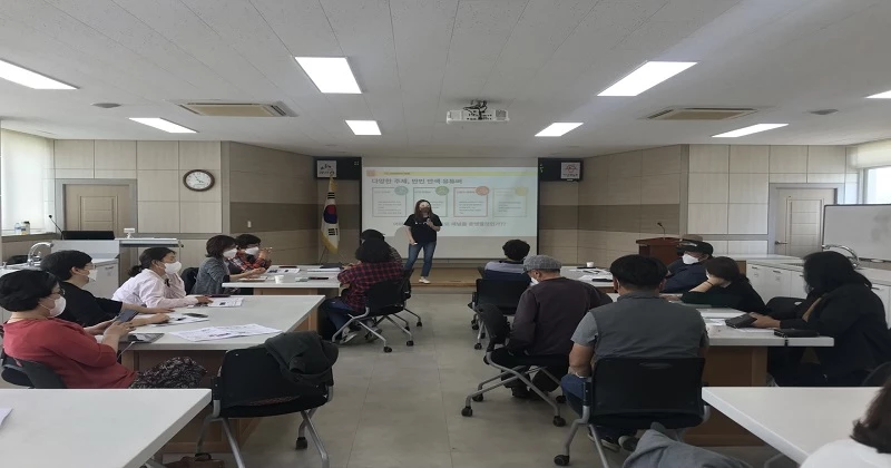 충북 괴산군 농업기술센터는 농촌융복합 마케팅 미디어 육성을 위해 ‘나도 농업인 유튜버’ 교육을 진행하고 있다. 사진은 열공중인 교육생들.