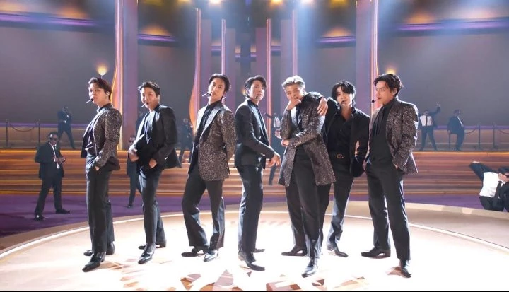 방탄소년단(BTS)이 미국 라스베이거스에서 개최던 '제46회 그래미 어워드'에서 퍼포먼스를 선보이고 있다. / 뉴스1