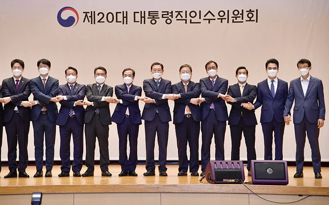 이용섭 광주광역시장이 4일 오후 서구 김대중컨벤션센터에서 열린 '대통령직인수위 지역균형발전특별위원회 광주·전남지역 정책과제 대국민 보고회'에 참석해 김병준 지역균형발전특별위원장 등 내빈들과 기념촬영을 하고 있다./광주광역시 제공