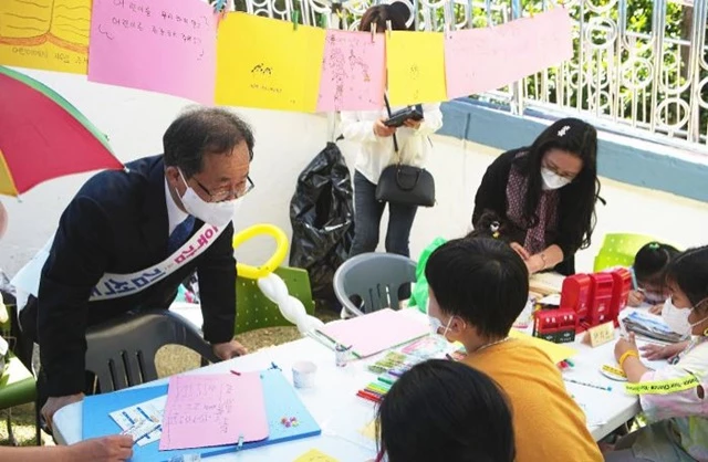 김석준 부산시교육감 예비후보는 5일 ‘제100회 어린이날’을 맞아 어린이가 안전하고 건강하게 성장하고, 학부모가 걱정 없는 부산을 만들 것을 약속했다.  / 사진제공=김석준 캠프