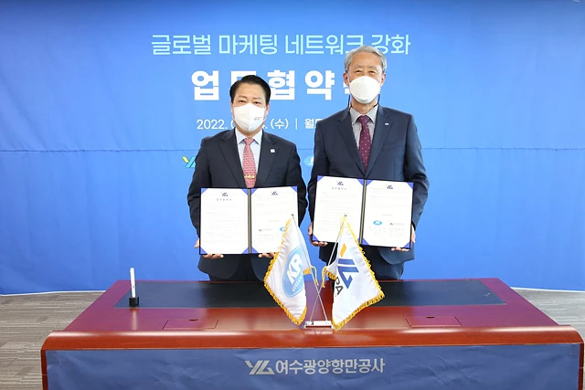 4일 월드마린센터 ‘글로벌 마케팅 네트워크 강화 업무협약식’에서 박성현 여수광양항만공사 사장(왼쪽)이 관계자와 기념 촬영을 하고 있다.