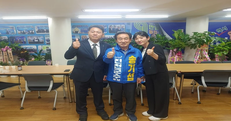 더불어민주당 안치영 충북도의회 비례대표(사진왼쪽) 후보 부부와 송기섭 진천군수후보(사진 가운데)가 지방선거에서의 필승을 다짐하고 있다.