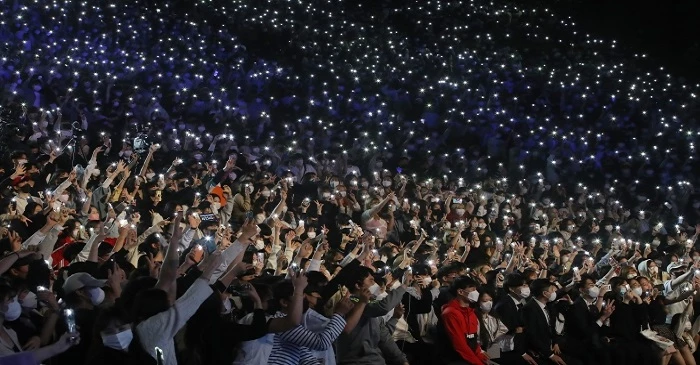 자료사진 = 간절한 일상회복 염원... 지난달 28일 오후 대구 달서구 계명대 성서캠퍼스 노천강당에서 열린 '2022학년도 총학생회 출범식 및 신입생 환영회'에 5000여명의 학생이 모여 공연을 감상하며 함성 대신 휴대전화 불빛을 밝혀 코로나19를 극복한 우리의 새로운 희망을 염원하고 있다.