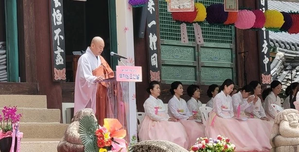 법주사 주지인 정도스님이 8일 부처님오신날 봉축 법요식에서 봉축사를 하고 있다.